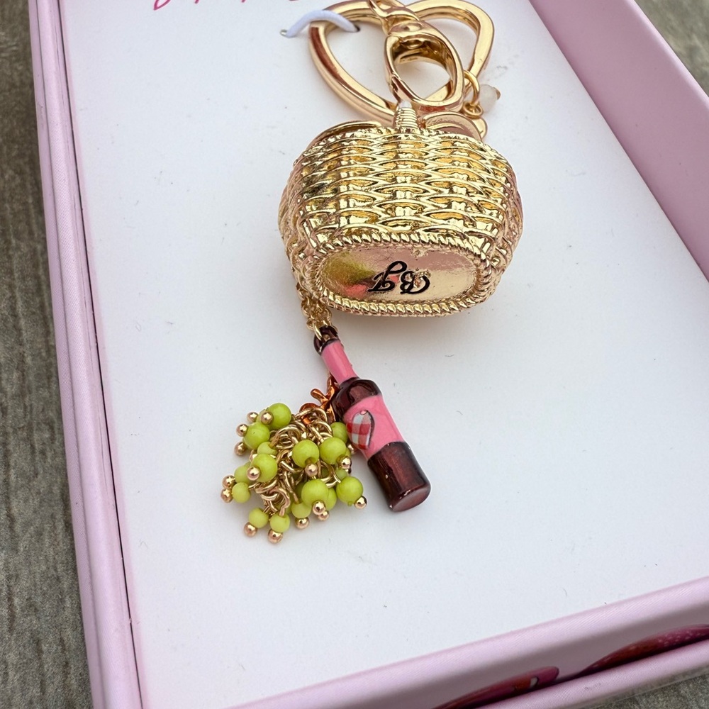 NWT! Betsey Johnson Grapes Wine Picnic with Basket Charm Keychain - Picture 4 of 10